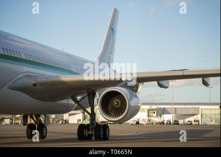 Glasgow, UK. 17. März 2019. Schottland Fußball Team private Flugzeuge auf der Rampe in Glasgow Flughafen Stunden vor Abflug mit der Mannschaft gesehen. Air X betreiben Luxus Transportflugzeuge mit dieser Airbus A340-300 (reg: 9H - BIG), ihr Flaggschiff Flugzeug mit Platz für 100 Passagiere und 12 Besatzungsmitglieder mit flachbett Sitze mit einem 2-2-2 Sitzgruppe auf einem breiten Körper Flugzeuge. Credit: Colin Fisher/Alamy leben Nachrichten Stockfoto