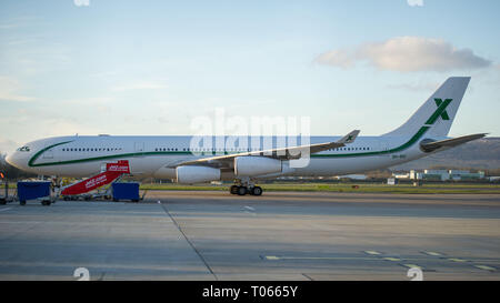 Glasgow, UK. 17. März 2019. Schottland Fußball Team private Flugzeuge auf der Rampe in Glasgow Flughafen Stunden vor Abflug mit der Mannschaft gesehen. Air X betreiben Luxus Transportflugzeuge mit dieser Airbus A340-300 (reg: 9H - BIG), ihr Flaggschiff Flugzeug mit Platz für 100 Passagiere und 12 Besatzungsmitglieder mit flachbett Sitze mit einem 2-2-2 Sitzgruppe auf einem breiten Körper Flugzeuge. Credit: Colin Fisher/Alamy leben Nachrichten Stockfoto