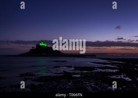 St Michael's Mount, Marazion, Großbritannien. 17. März 2019. Den Berg leuchtet in grünem Licht zu St. Patrick's Day feiern. Credit: Mike Newman/Alamy Leben Nachrichten. Stockfoto