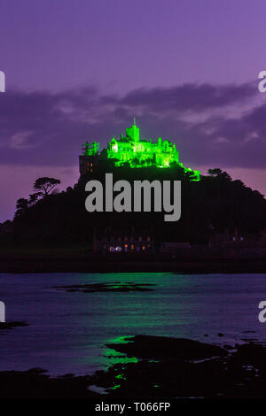 St Michael's Mount, Marazion, Großbritannien. 17. März 2019. Den Berg leuchtet in grünem Licht zu St. Patrick's Day feiern. Credit: Mike Newman/Alamy Leben Nachrichten. Stockfoto