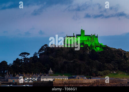 St Michael's Mount, Marazion, Großbritannien. 17. März 2019. Den Berg leuchtet in grünem Licht zu St. Patrick's Day feiern. Credit: Mike Newman/Alamy Leben Nachrichten. Stockfoto