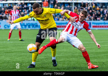 VENLO, Niederlande, 17-03-2019, Fußball, VVV Stadion De Koel, niederländischen Eredivisie, Saison 2018/2019, VVV Venlo player Johnatan Opoku (L), PSV-player Michal Sadilek (R), während dem Spiel VVV-PSV, Endstand: 0-1 Stockfoto