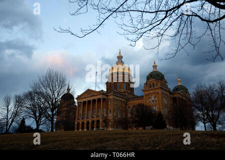 Des Moines, USA. 17 Mär, 2019. Foto am 16. März 2019 zeigt die Iowa State Capitol Building in Des Moines, Iowa, USA. Grössere DES Moines dient als Regierung, Handel, Kultur und Freizeit Hub für Iowa. Die Iowa Caucuses sind bemerkenswert, da der erste große Wettbewerb der Vereinigten Staaten präsidentenprimär Saison. Credit: Li Muzi/Xinhua/Alamy leben Nachrichten Stockfoto