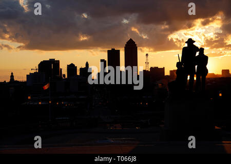 Des Moines, USA. 17 Mär, 2019. Downtown Skyline ist dargestellt in Des Moines, Iowa, USA, 16. März 2019. Grössere DES Moines dient als Regierung, Handel, Kultur und Freizeit Hub für Iowa. Die Iowa Caucuses sind bemerkenswert, da der erste große Wettbewerb der Vereinigten Staaten präsidentenprimär Saison. Credit: Li Muzi/Xinhua/Alamy leben Nachrichten Stockfoto