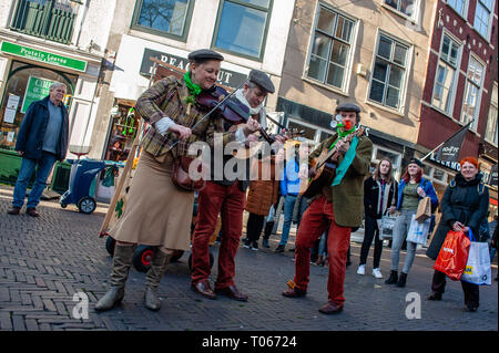 Haag, Südholland, Niederlande. 17 Mär, 2019. Irische Musiker gesehen Spielen Irische Musik während der Feier. St. Patrick's Day gefeiert wurde zum neunten Mal in der niederländischen Stadt Den Haag. Dies ist die größte Feier der St. Patrick's Day in den Niederlanden. Jedes Jahr St. Patrick's Day gefeiert wird von über 75 Millionen Menschen weltweit. Ein Tag, an dem die irische Kultur zu feiern. Dieses Fest wird jedes Jahr von der Irish Club Niederlande und einigen irischen Pubs organisiert. Credit: Ana Fernandez/SOPA Images/ZUMA Draht/Alamy leben Nachrichten Stockfoto