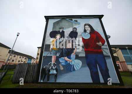 Londonderry, Nordirland. 16. Mär 2019. Ein Wandbild, zeigt einige Szenen aus dem 'Kampf der Bogside", die im August 1969 stattfand. Das wandbild zeigt Bernadette Devlin McAliskey (zu der Zeit) mit den Massen auf den Straßen der Bogside. Später erhielt eine Haftstrafe für die Teilnahme an und die Anstiftung, ein Aufstand. Die Malerei verwendet eine Reihe von dreieckigen Themen Echo giebelwand der "Free Derry Corner" ist ein Schwerpunkt der Malerei. Credit: Irish Auge/Alamy leben Nachrichten Stockfoto