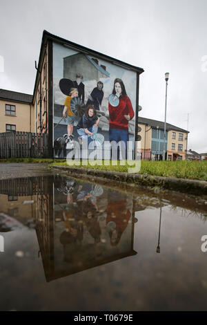 Londonderry, Nordirland. 16. Mär 2019. Ein Wandbild, zeigt einige Szenen aus dem 'Kampf der Bogside", die im August 1969 stattfand. Das wandbild zeigt Bernadette Devlin McAliskey (zu der Zeit) mit den Massen auf den Straßen der Bogside. Später erhielt eine Haftstrafe für die Teilnahme an und die Anstiftung, ein Aufstand. Die Malerei verwendet eine Reihe von dreieckigen Themen Echo giebelwand der "Free Derry Corner" ist ein Schwerpunkt der Malerei. Credit: Irish Auge/Alamy leben Nachrichten Stockfoto