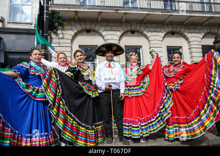 London, UK, UK. 17 Mär, 2019. Mexikaner in bunten Kostümen sind während der St Patrick's Day Feier wie die jährliche Parade reist durch die Straßen von London gesehen. Credit: Dinendra Haria/SOPA Images/ZUMA Draht/Alamy leben Nachrichten Stockfoto