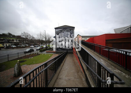 Londonderry, Nordirland. 16. Mär 2019. Die 1968 Bürgerrechte Wandgemälde zeigen SDLP, John Hume und Ivan Cooper in der Nationalistischen katholischen Bogside Bereich von Derry (Londonderry), Nordirland, 16. März 2019. - "Dieses Wandbild erinnert an den Beginn des Kampfes in Derry für demokratische Rechte. Es nicht oft genug betont werden, dass dieser Kampf beteiligten Protestanten ebenso wie Katholiken. Der 5. Oktober 1968 März in Blutvergießen in die Duke Street Derry endete. Credit: Irish Auge/Alamy leben Nachrichten Stockfoto