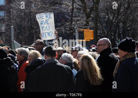 New York, USA. 17 Mär, 2019. Kongreßabgeordnete Carolyn Maloney (D-NY) veranstaltete ein bürgersteig Rally und Pressekonferenz auf der Upper East Side von Manhattan am 17. März 2019 Antidumping zu verurteilen Antisemitismus, weißer Überlegenheit, Waffengewalt und in Solidarität mit Neuseeland zu stehen folgende eine Masse Schießen auf eine Moschee in der Stadt Christchurch. Die interreligiöse Rallye features Reden von christlichen, jüdischen und islamischen Klerus. Credit: 2019 Credit: G. Ronald Lopez/Alamy leben Nachrichten Stockfoto