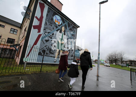 Londonderry, Nordirland. 16. Mär 2019. Menschen gehen vorbei an der Annette McGavigan Wandbild in der nationalistischen katholischen Bogside Bereich von Derry (Londonderry), Nordirland, 16. März 2019. - Das junge Mädchen in der Wandmalerei ist Annette McGavigan Wer war 14 Jahre, als sie am 6. September 1971 getötet wurde. Sie war tot von einem britischen Soldaten erschossen und stehen auf der Straße, in der sie lebte. Das Wandbild ist in der Nähe von dem Ort, an dem sie starb. Credit: Irish Auge/Alamy leben Nachrichten Stockfoto