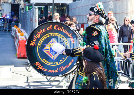 New York City, USA. 16 Mär, 2019. St. Patrick's Day gefeiert wird mit einer Parade entlang der 5th Avenue. Credit: jbdodane/Alamy leben Nachrichten Stockfoto