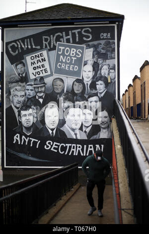 Londonderry, Nordirland. 16. Mär 2019. Die 1968 Bürgerrechte Wandgemälde zeigen SDLP, John Hume und Ivan Cooper in der Nationalistischen katholischen Bogside Bereich von Derry (Londonderry), Nordirland, 16. März 2019. - "Dieses Wandbild erinnert an den Beginn des Kampfes in Derry für demokratische Rechte. Es nicht oft genug betont werden, dass dieser Kampf beteiligten Protestanten ebenso wie Katholiken. Der 5. Oktober 1968 März in Blutvergießen in die Duke Street Derry endete. Credit: Irish Auge/Alamy leben Nachrichten Stockfoto