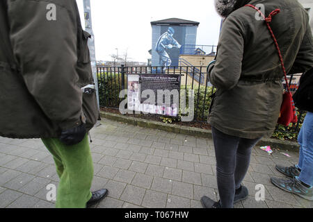 Londonderry, Nordirland. 16. Mär 2019. Der bogside Wandmalereien zeigen Szenen aus den Schwierigkeiten in der Bogside, einschließlich der Bürgerrechtsbewegung der späten 60er Jahre, Bloody Sunday, Internierung und die 1981 Hungerstreiks. Seit Beginn ihrer Arbeit in den frühen neunziger Jahren, die Bogside Artists haben weltweite Anerkennung mit Ausstellungen in Europa, Australien und Nordamerika gewonnen. Credit: Irish Auge/Alamy leben Nachrichten Stockfoto