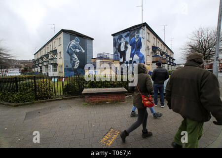 Londonderry, Nordirland. 16. Mär 2019. Der bogside Wandmalereien zeigen Szenen aus den Schwierigkeiten in der Bogside, einschließlich der Bürgerrechtsbewegung der späten 60er Jahre, Bloody Sunday, Internierung und die 1981 Hungerstreiks. Seit Beginn ihrer Arbeit in den frühen neunziger Jahren, die Bogside Artists haben weltweite Anerkennung mit Ausstellungen in Europa, Australien und Nordamerika gewonnen. Credit: Irish Auge/Alamy leben Nachrichten Stockfoto