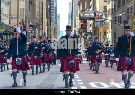 New York City, USA. 16 Mär, 2019. St. Patrick's Day gefeiert wird mit einer Parade entlang der 5th Avenue. Credit: jbdodane/Alamy leben Nachrichten Stockfoto