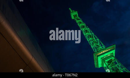 Berlin, Deutschland. 17 Mär, 2019. Der Funkturm leuchtet grün Anlässlich des irischen Nationalfeiertag St. Patrick's Day. Credit: Paul Zinken/dpa/Alamy leben Nachrichten Stockfoto