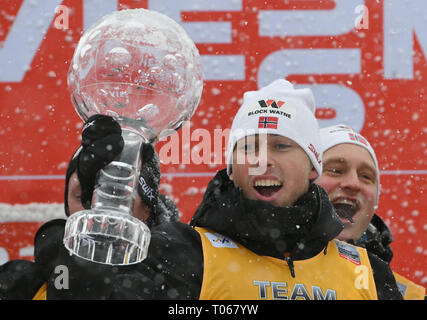 Schonach, Deutschland. 17 Mär, 2019. Nordic Ski/Kombination: Jarl Magnus Riiber aus Norwegen Beifall für die gesamte WM-Sieg mit dem kristall Kugel in seiner Hand. Quelle: Patrick Seeger/dpa/Alamy leben Nachrichten Stockfoto