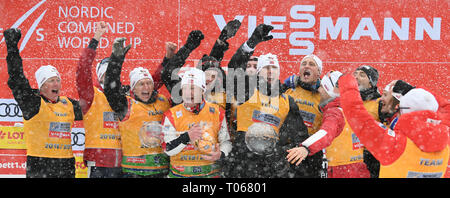 Schonach, Deutschland. 17 Mär, 2019. Nordic Ski/Kombination: Das norwegische Team, einschließlich Jarl Magnus Riiber (M), jubelt mit den Kristallkugeln in ihren Händen für die gesamte Mannschaft WM-Sieg. Quelle: Patrick Seeger/dpa/Alamy leben Nachrichten Stockfoto