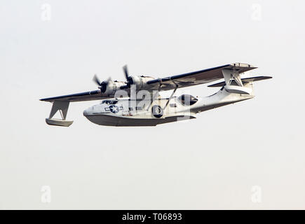 Ein USAF Catalina spotter Flugzeug fliegen über Duxford Stockfoto