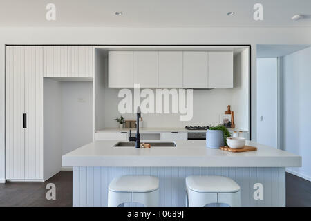 Anzeige Wohnung Küche. Summer Hill Mühle, Summer Hill, Australien. Architekt: HASSELL, 2019. Stockfoto
