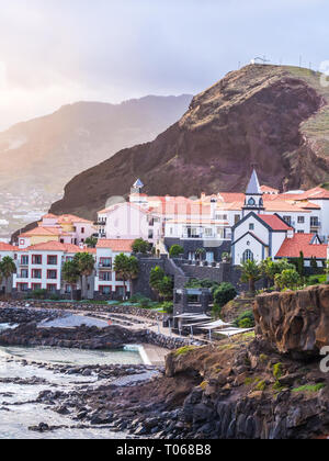 Blick auf Canical, einer Stadt in der Insel Madeira, Portugal, bei Sonnenuntergang. Stockfoto