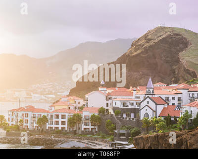 Blick auf Canical, einer Stadt in der Insel Madeira, Portugal, bei Sonnenuntergang. Stockfoto