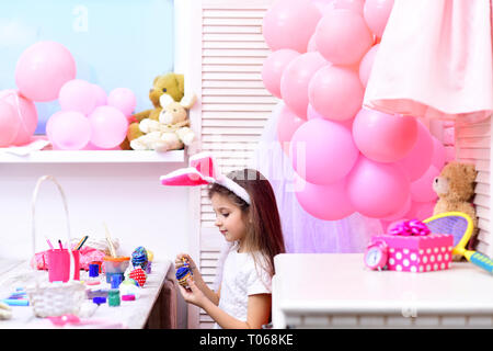 Ostern, Kind in rosa Hasenohren. Stockfoto