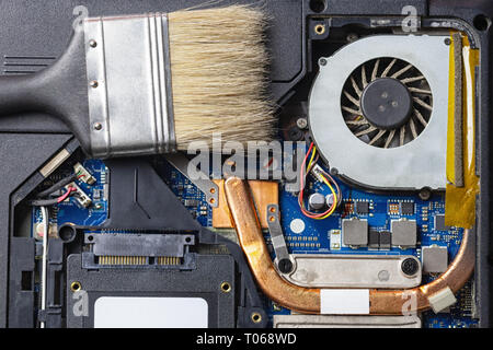 Laptop motherboard Staub reinigen. CPU-Kühler mit Staub und Web. Elektronik Wartung Service. Stockfoto