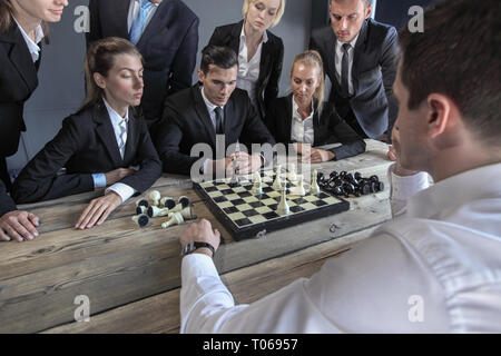 Geschäftsleute, Schach, Team von Arbeitern zu verlieren, der Anführer ist der Gewinner Stockfoto