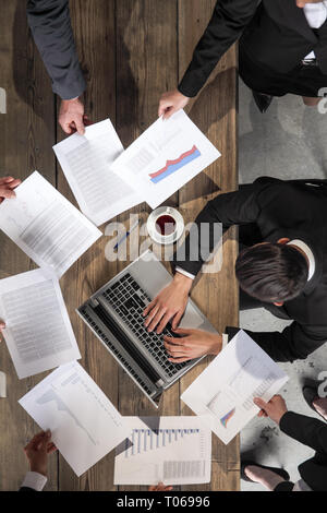 Business Mann erhalten zusätzliche Arbeit von Kollegen, Frist Konzept Stockfoto