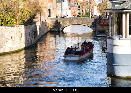 Brügge, Belgien - 17. FEBRUAR 2019: ein Boot mit Touristen auf dem Wasser Kanal Dijver Stockfoto