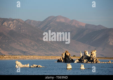 Die Aussicht über den Soda See zu den Berg Patterson reichen von der South Tufa Area, Mono Lake, Mono County, Kalifornien, USA Stockfoto