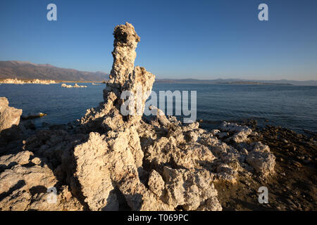 Eine einzelne tuffstein Turm am Rande der Soda See in der South Tufa Area, Mono Lake, Mono County, Kalifornien, USA Stockfoto