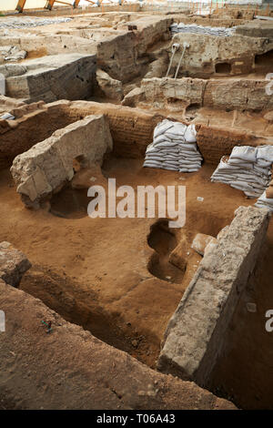 Leere grab Gruben innerhalb einer Neolithischen bleibt aus Lehmziegeln Häuser der Norden Catalyhoyuk ecavation, archäologische Stätte, Çumra, Konya, Türkei Stockfoto