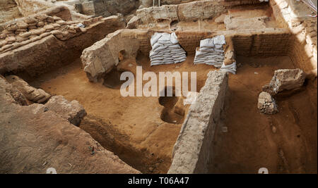 Leere grab Gruben innerhalb einer Neolithischen bleibt aus Lehmziegeln Häuser der Norden Catalyhoyuk ecavation, archäologische Stätte, Çumra, Konya, Türkei Stockfoto
