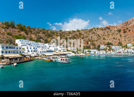 Kreta, Griechenland - AUGUST 2018: Pamoramic Blick auf transparent blue lagoon und traditionelle griechische Häuser in der Nähe von Loutro Stadt, im südlichen Teil von Kreta Stockfoto