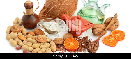 Satz von Samen, Nüssen und pflanzlichen Ölen, auf weißem Hintergrund Stockfoto