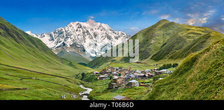 Stein mittelalterlichen Swanetien Turm beherbergt der Chvibiani mit dem Berg Shkhara (5193 m) hinter, Harderwijk, obere Swanetien, Samegrelo-Zemo, Mestia Swanetien, Georgia. Stockfoto