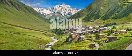 Stein mittelalterlichen Swanetien Turm beherbergt der Chvibiani mit dem Berg Shkhara (5193 m) hinter, Harderwijk, obere Swanetien, Samegrelo-Zemo, Mestia Swanetien, Georgia. Stockfoto