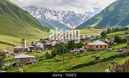 Stein mittelalterlichen Swanetien Turm beherbergt der Chvibiani mit dem Berg Shkhara (5193 m) hinter, Harderwijk, obere Swanetien, Samegrelo-Zemo, Mestia Swanetien, Georgia. Stockfoto