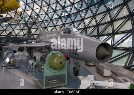 Die jugoslawische Luftwaffe Mikoyan-Gurevich MiG-21F-L12/W 13 auf eine Anzeige im Serbischen Aeronautical Museum in Belgrad Stockfoto