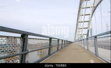 Pfad für Fußgänger auf der neuen Straßenbrücke über die Donau in Novi Sad, Serbien Stockfoto