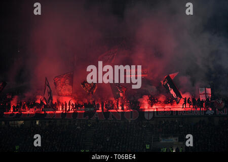 Milan Fans leuchten Rauchbomben während der Serie A 2018/2019 Fußballspiel zwischen AC Mailand und FC Internazionale im Stadio Giuseppe Meazza, Milano, Stockfoto