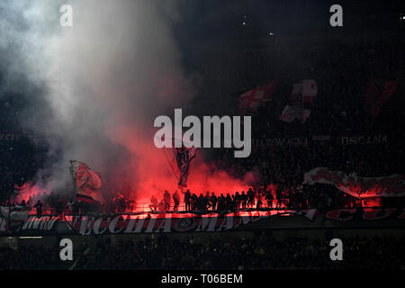 Milan Fans leuchten Rauchbomben während der Serie A 2018/2019 Fußballspiel zwischen AC Mailand und FC Internazionale im Stadio Giuseppe Meazza, Milano, Stockfoto