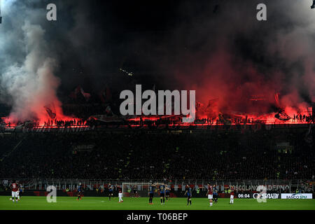 Milan Fans leuchten Rauchbomben während der Serie A 2018/2019 Fußballspiel zwischen AC Mailand und FC Internazionale im Stadio Giuseppe Meazza, Milano, Stockfoto