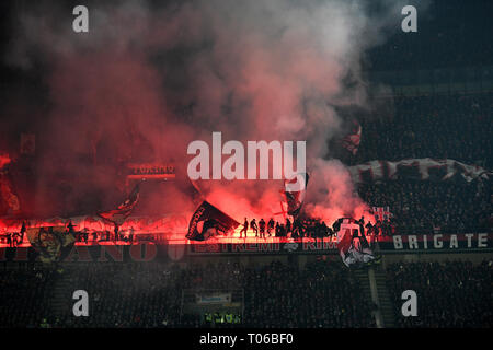 Milan Fans leuchten Rauchbomben während der Serie A 2018/2019 Fußballspiel zwischen AC Mailand und FC Internazionale im Stadio Giuseppe Meazza, Milano, Stockfoto