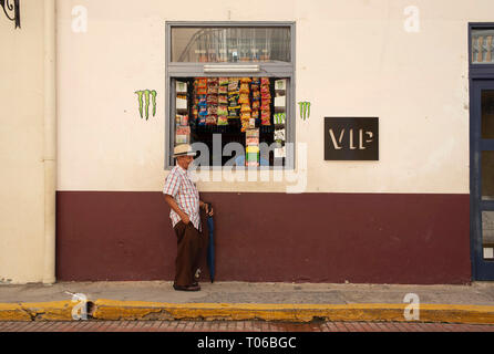 Shop vorne mit unbekannten Latino Mann in der historischen Altstadt von Panama City (Casco Viejo/Casco Antiguo), Panama. Redaktionelle Verwendung. Okt 2018 Stockfoto