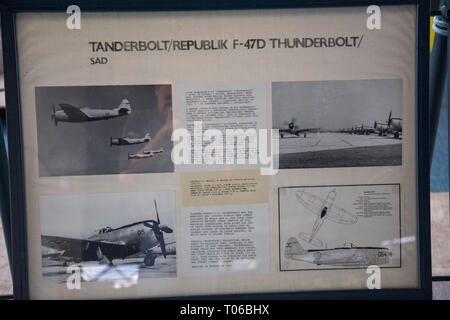 Beschreibung über die Republik F-47D-40-RE Thunderbolt Flugzeug in serbischen Aeronautical Museum in Belgrad Stockfoto