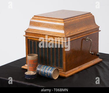 Antique Vintage Aufnahme Kurbel Audio Player Edison Phonographen Zylinder mit Zylindern und Rohren Stockfoto